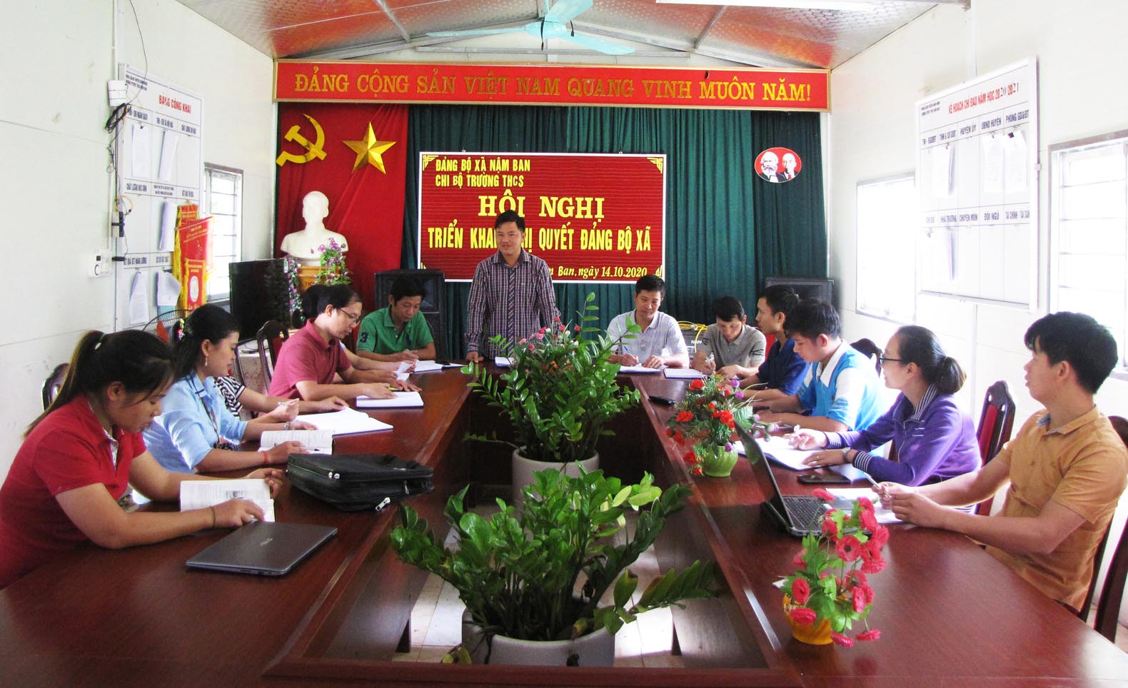 Chi bộ Trường THCS xã Nậm Ban (huyện Nậm Nhùn) quán triệt Nghị quyết Đại hội Đảng bộ xã tới cán bộ, đảng viên.